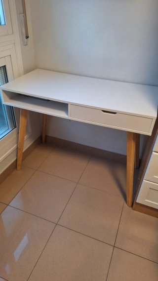 Mesa de escritorio blanca