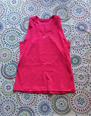 Top deportivo Nike fucsia talla S