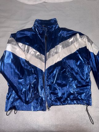 Chaqueta deportiva azul y plateada