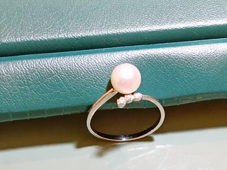 Anello oro 18k con perla naturale e 3 brillanti