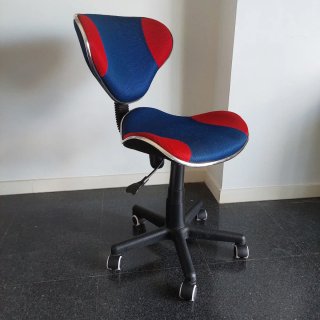 Silla de escritorio ergonómica azul y roja