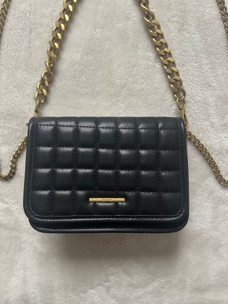 Bolso Bershka negro acolchado cadena dorada
