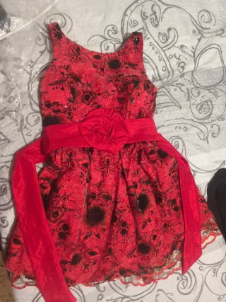 Vestido de fiesta rojo con flores negras