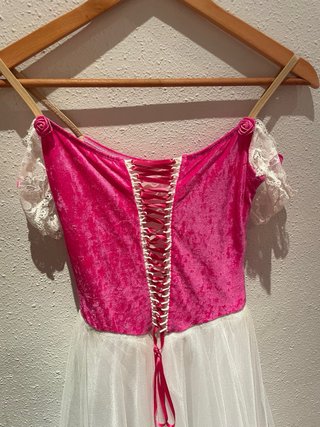Traje de ballet rosa y blanco