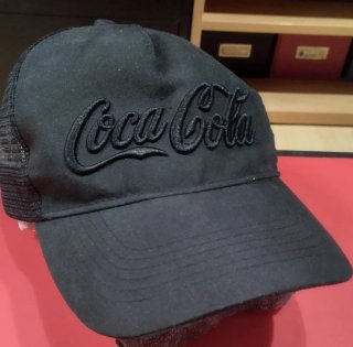 Gorra con logo de Coca-Cola negra.