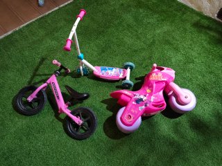Lote de 3 vehículos infantiles.