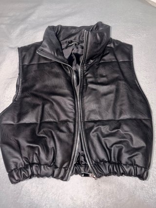 Chaqueta acolchada negra sin mangas