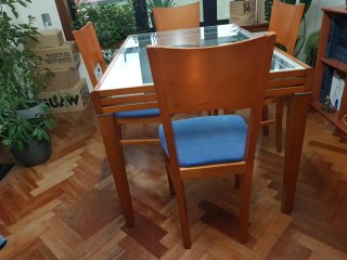 Mesa de comedor de madera y cristal