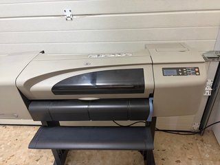 Plotter HP DesignJet 500 con soporte