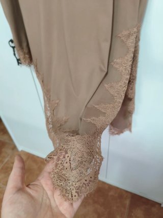 Camiseta Marrón con Detalle de Encaje