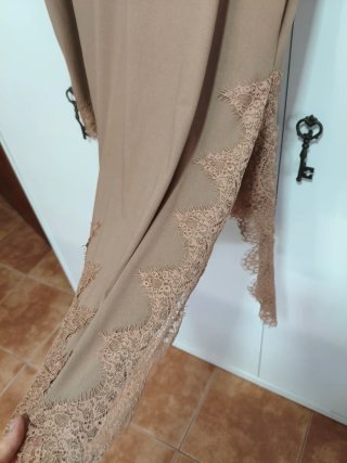 Camiseta Marrón con Detalle de Encaje