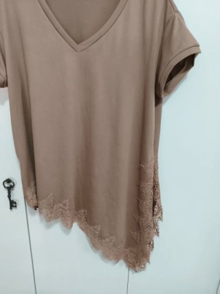 Camiseta Marrón con Detalle de Encaje