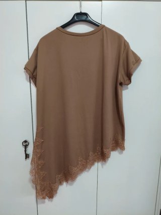 Camiseta Marrón con Detalle de Encaje
