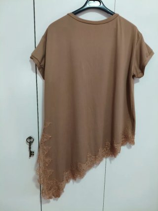 Camiseta Marrón con Detalle de Encaje