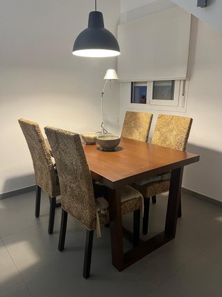 Mesa comedor madera y 4 sillas ratán