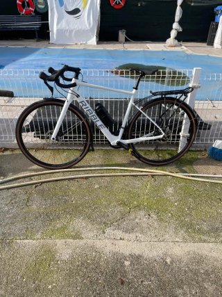 Bicicleta Eléctrica Ribble Blanca y Peugeot 206