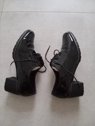 Zapatos negros charol con tacón Pitillos T.39