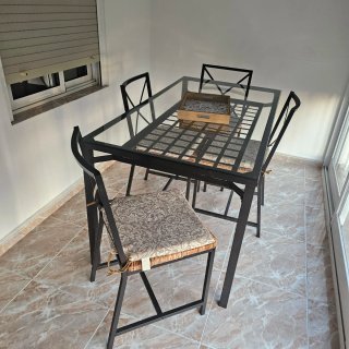 Conjunto de Mesa y 4 Sillas de Metal y cristal