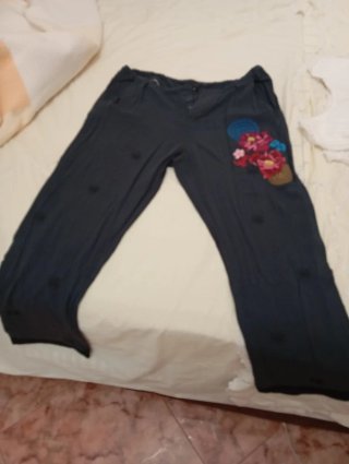 Pantalón de mujer azul con bordados