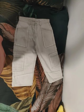 Pantalón vaquero baggy beige con diseño