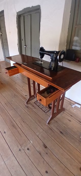 Máquina de coser Alfa modelo A con mueble