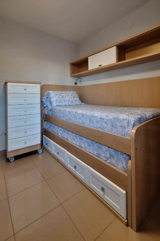 Dormitorio juvenil blanco con cama nido