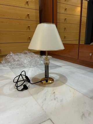 Lámpara de mesa beige y dorada