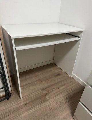 Escritorio blanco con bandeja extraíble