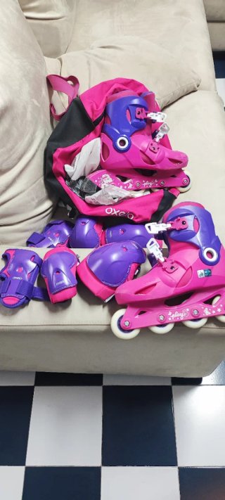 Patines en línea Oxelo con protecciones.