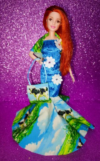Muñeca Barbie Millie con Vestido de Vaquitas