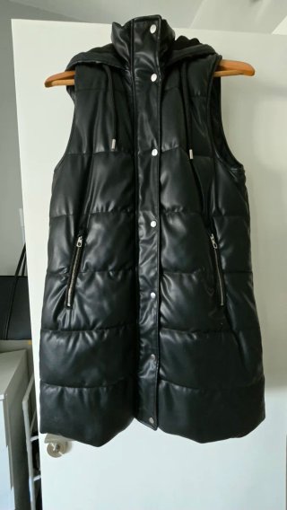 Plumífero sin mangas Zara efecto piel negro XS