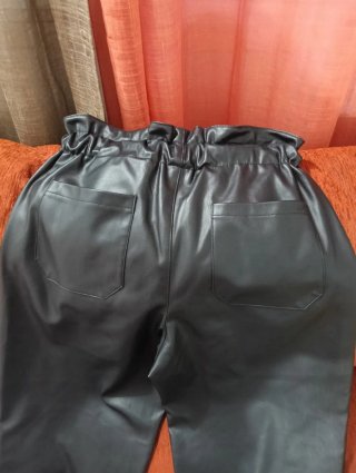 Pantalón efecto piel Zara