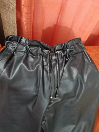 Pantalón efecto piel Zara