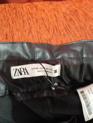 Pantalón efecto piel Zara