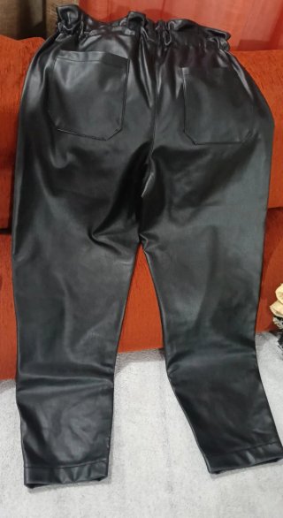 Pantalón efecto piel Zara