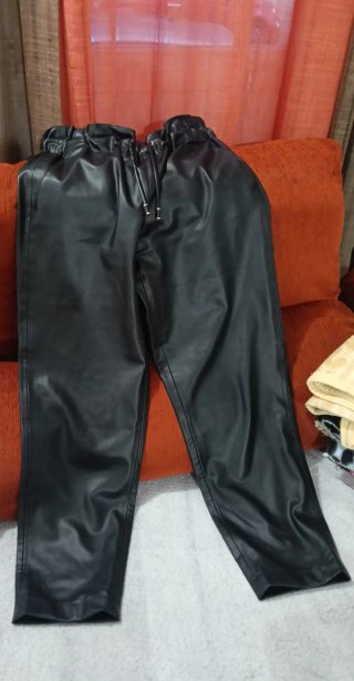 Pantalón efecto piel Zara