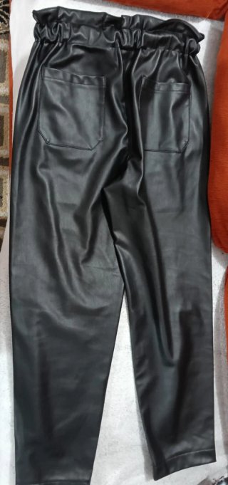 Pantalón efecto piel Zara
