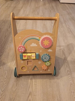 Correpasillos de madera con actividades