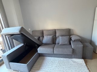 Sofá modular gris con almacenaje