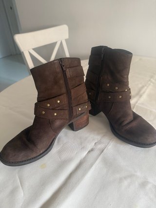 Botines marrones con hebillas