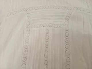 Camisa blanca con detalles de encaje