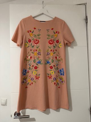 Vestido Beige con Bordado Floral