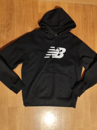 Sudadera New Balance Negra con Capucha
