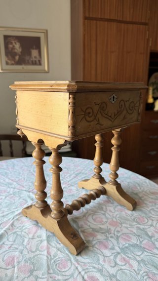 Costurero antiguo de madera