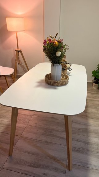 Mesa de comedor blanca patas madera