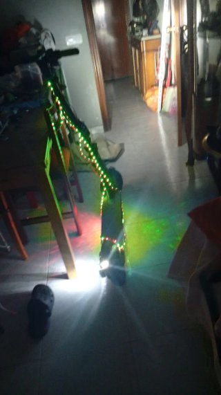 Patinete eléctrico con luces LED