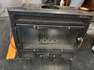 Chimenea de hierro con puerta de cristal