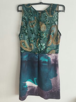 Vestido verde con estampado de cisne