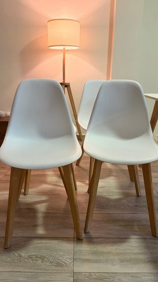 Juego de 4 sillas blancas y madera