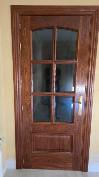 Puerta Interior de Madera Maciza con Cristales